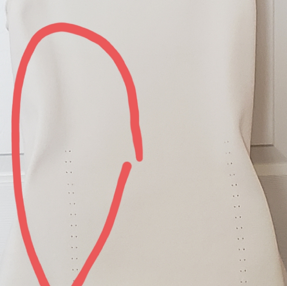 Tesori V neck white sleeveless shell. Chic eyelet detail. Size Large. - Picture 6 of 9